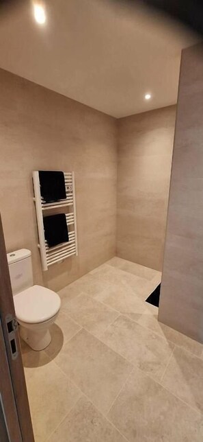 Douche, articles de toilette gratuits, sèche-cheveux