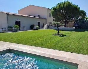 Seasonal outdoor pool, pool umbrellas, sun loungers - Chambres d'hôtes Arcadia les Suites (Crestet)