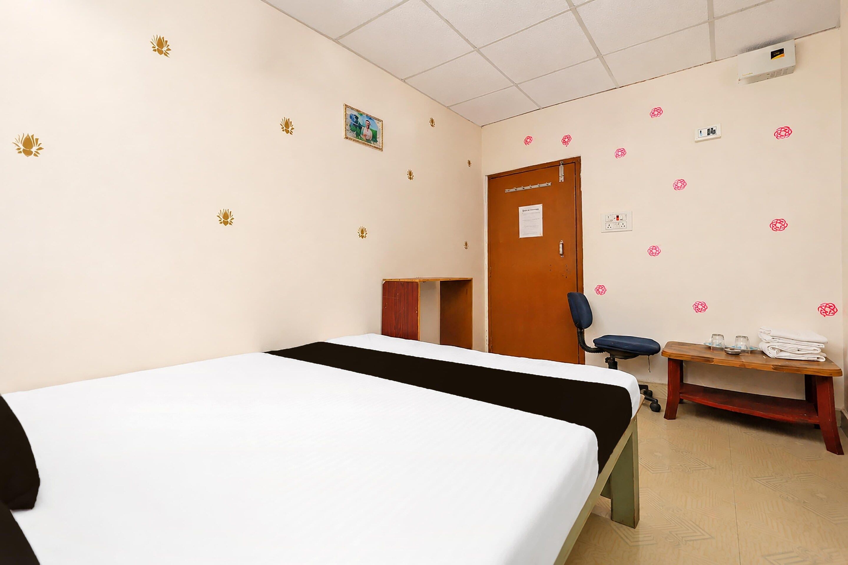 Ein Hotelzimmer mit einem Bett, einem Schreibtisch, einem Stuhl und einem Kleiderschrank.