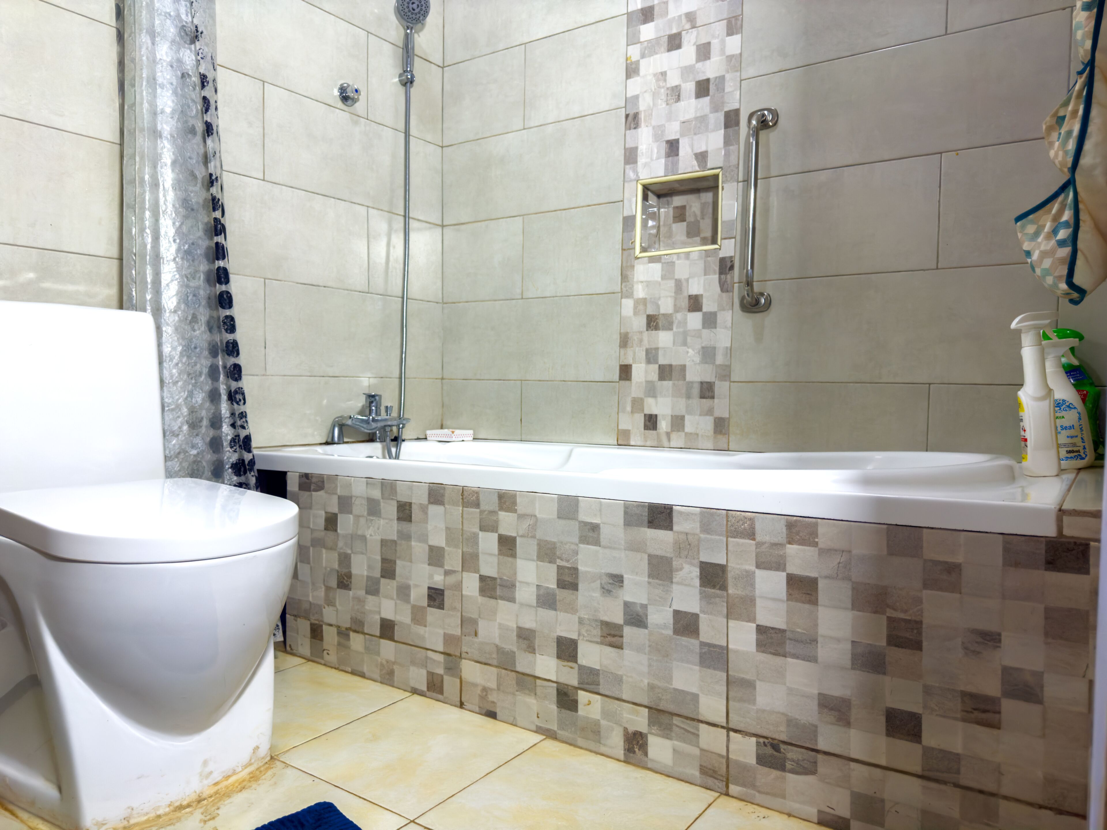 Ein Badezimmer mit Toilette, Dusche und Badewanne.