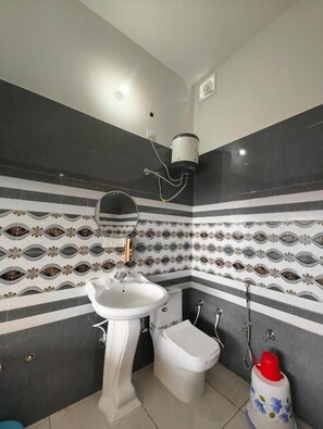 Superior-Doppelzimmer, Balkon, Gartenblick | Badezimmer | Hausschuhe