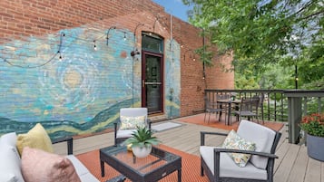 Apartment, Multiple Beds, Garden View (Magnolia Market Loft) | Outdoor dining