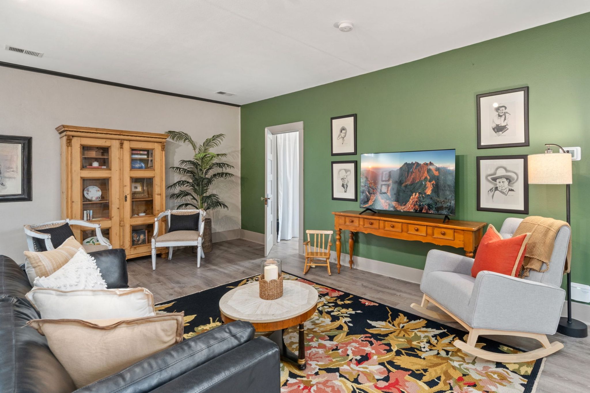 Apartment, Multiple Beds, Garden View (Magnolia Market Loft) | Living area