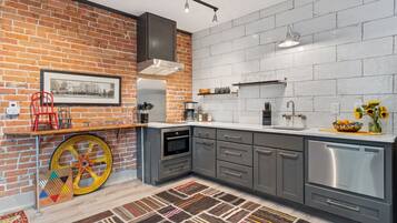 Apartment, Multiple Beds, Garden View (Magnolia Market Loft) | Private kitchen