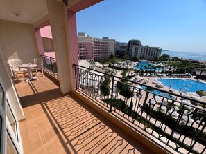 Outdoor dining - Modern Seaview Apartment 50m to Beach AC & Gym. (Sunny Beach)