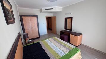 1 dormitorio, tabla de planchar con plancha, wifi y ropa de cama