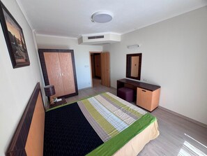 Room - Modern Seaview Apartment 50m to Beach AC & Gym. (Sunny Beach)