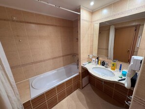 Bathroom - Modern Seaview Apartment 50m to Beach AC & Gym. (Sunny Beach)
