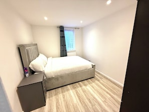 5 slaapkamers, een strijkplank/strijkijzer, wifi, beddengoed