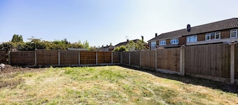 8 Bed - Sleeps 14 - Large Garden - Parking 10 Cars