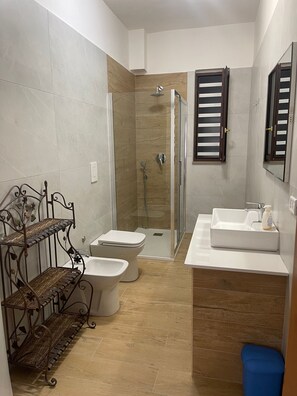 Shower, hair dryer, bidet - Vrbo Property (Baia Verde)