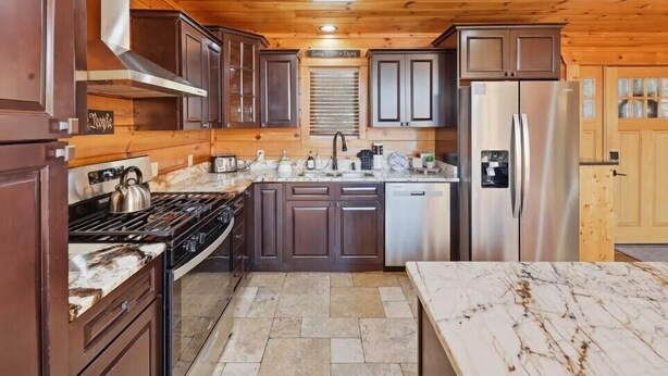 Coffee/tea maker, fridge, microwave, oven - Robin's View | Hot Tub, Indoor Pool, Unbeatable Mountain Views! (Pigeon Forge)