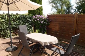 Outdoor dining - Holiday home in Dornum with swimming pool (Dornum)