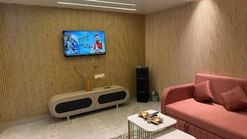Superior Apartment, City View | Living area