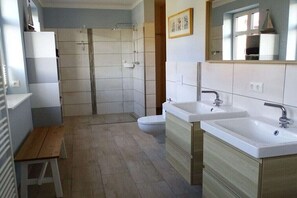Bathroom - Wünnowblick on the Müritz (17207 Amt Röbel-Müritz, Deutschland)