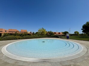 A circular pool with a textured edge, surrounded by a paved walkway. - VILAMOURA PRESTIGE 3 WITH POOL by HOMING (Vilamoura)