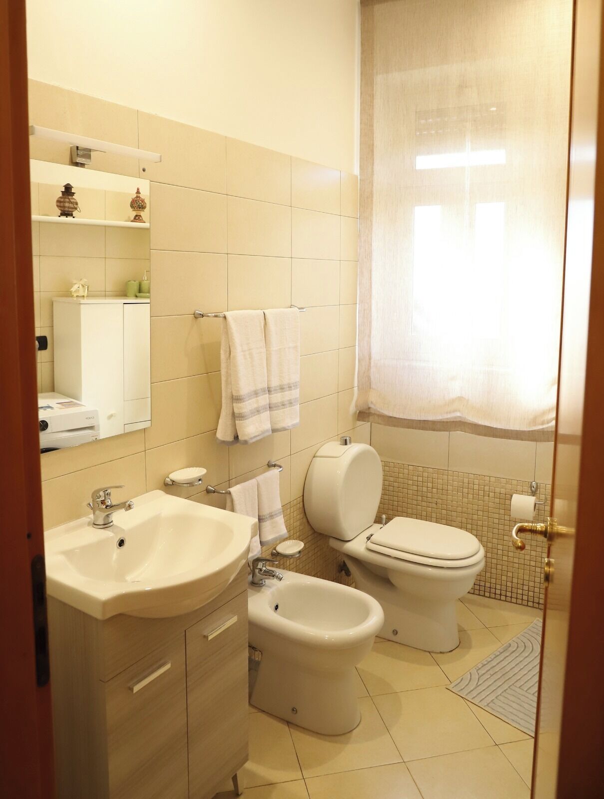 Ein Badezimmer mit Waschbecken, Toilette, Bidet und Duschbereich.
