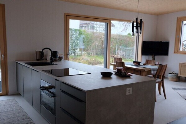 Private kitchen - Holiday home in Altnau with swimming pool (Altnau)