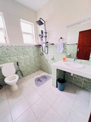 Shower, bidet, towels, toilet paper - Modern Luxury Stay Near Shanzu Beach 🌴 (Mombasa)