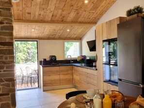 Fridge, microwave, dishwasher - Cottage with AC and terrace - 4 guests (Saint-Just-Saint-Rambert)