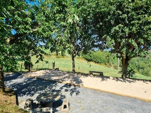 A park with a gravel path, a picnic table, and a bench. - Peaceful air-conditioned lodge - 3 guests (Saint-Just-Saint-Rambert)