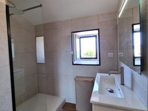 A modern bathroom with a shower, a sink, and a window. - Cottage with WiFi and garden - 11 guests (SAINTE AGATHE LA BOUTERESSE)