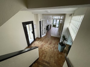A stairway leading to a room with a tiled floor, a door, and a window with a view of the outside. - Apartment, pets welcome, sea view - 4 guests (Saint-Cyprien)