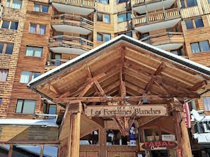 A wooden chalet with a sign reading "Les Fontaines Blanches". - Apartment in the heart of Avoriaz - 4 guests (Avoriaz)