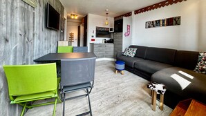 A compact living space with a dining area, kitchenette, and a sofa. - Apartment in the heart of Avoriaz - 4 guests (Avoriaz)