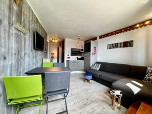 A compact living space with a dining area, kitchenette, and a sofa. - Apartment in the heart of Avoriaz - 4 guests (Avoriaz)