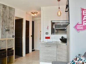 A modern kitchen with a built-in oven, a sink, and a window above the counter. There is a sign on the wall that reads 'HAPPY HOURS'. - Apartment in the heart of Avoriaz - 4 guests (Avoriaz)