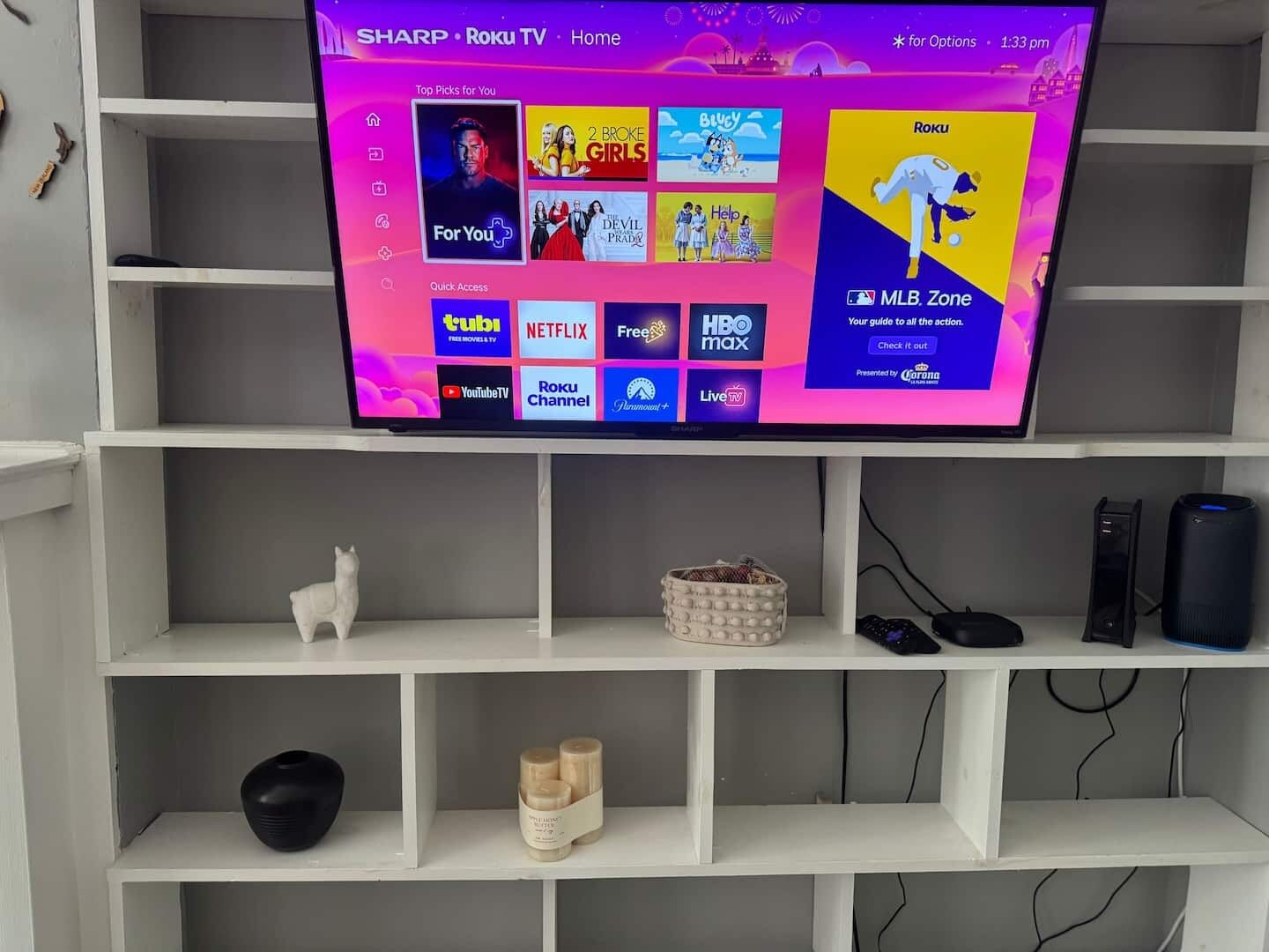 Un téléviseur affichant l’interface Roku TV, avec différents services de diffusion en continu.