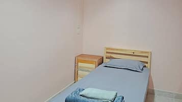 Felles sovesal, for menn og kvinner, aircondition | Safe på rommet, skrivebord for bærbar PC og blendingsgardiner