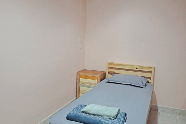 ห้องพักรวม, หอพักรวม, เครื่องปรับอากาศ | ตู้นิรภัยในห้องพัก, พื้นที่ทำงานแบบใช้แล็ปท็อป, ผ้าม่านกันแสง