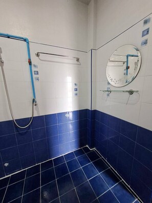 Shower, free toiletries, slippers, towels - Padang Besar Private Rooms and Hostel (Tambon Padangbesa)