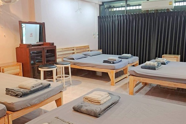 ห้องพักรวม, หอพักรวม, เครื่องปรับอากาศ | ตู้นิรภัยในห้องพัก, พื้นที่ทำงานแบบใช้แล็ปท็อป, ผ้าม่านกันแสง