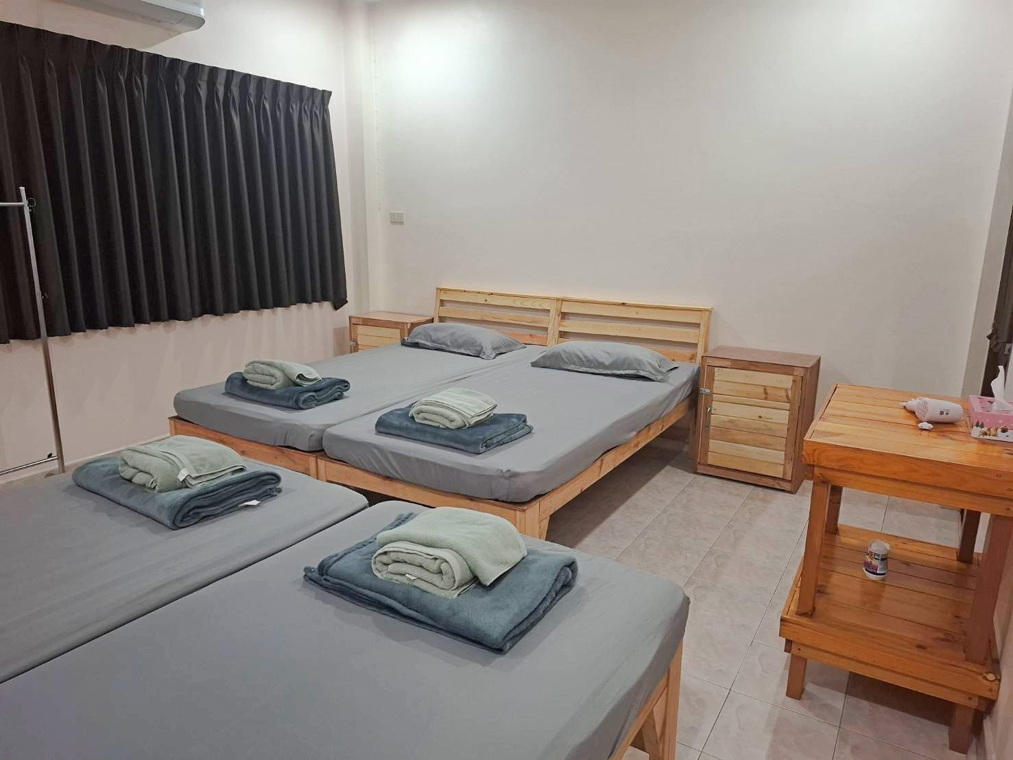 Classic Quadruple Room, Air conditioning | In-room safe, laptop workspace, blackout drapes, soundproofing