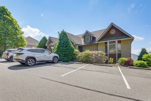 Property grounds - Luxury Above the Clouds | Walk to the Slopes | 2BR  Loft | 3 Baths | Sleeps 6 (Sugar Mountain)
