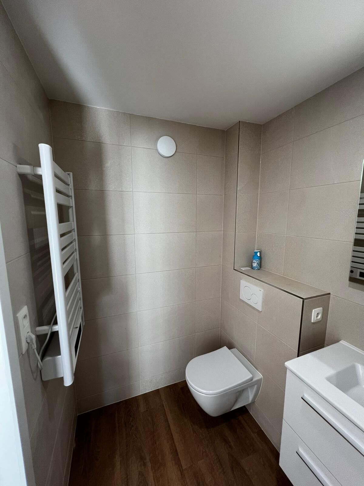 Douche, sèche-cheveux, serviettes fournies, savon