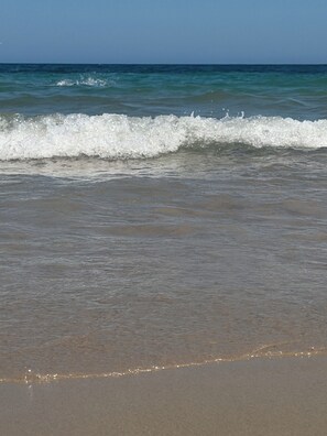 Ein Strand mit ankommenden Wellen.