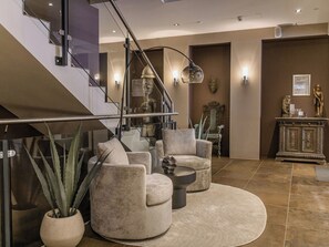 Ein modernes Interieur mit Treppe, Sitzecke und Dekorationselementen.