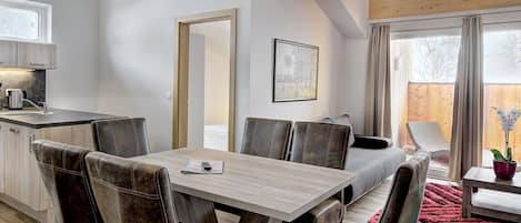 2 bedrooms, travel crib, WiFi (free)