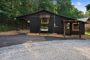 Ein rustikales Holzhaus mit Schotterweg und kleinem Garten.