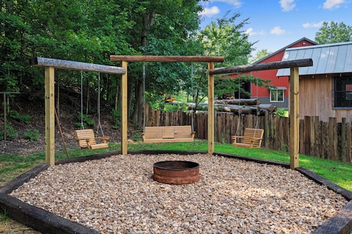 Hoot’n Holler — A Quiet Couples Escape