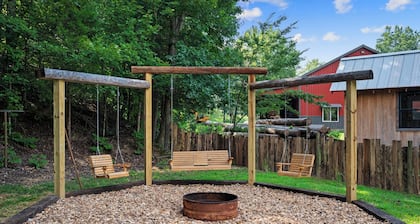 Hoot’n Holler — A Quiet Couples Escape