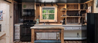 Hoot’n Holler — A Quiet Couples Escape