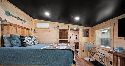 Hoot’n Holler — A Quiet Couples Escape