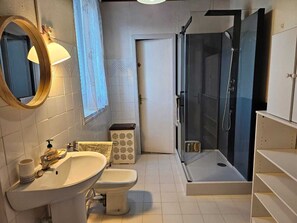 Douche, sèche-cheveux, serviettes fournies, papier toilette