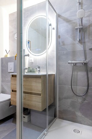 Dusche, Haartrockner, Handtücher, Seife