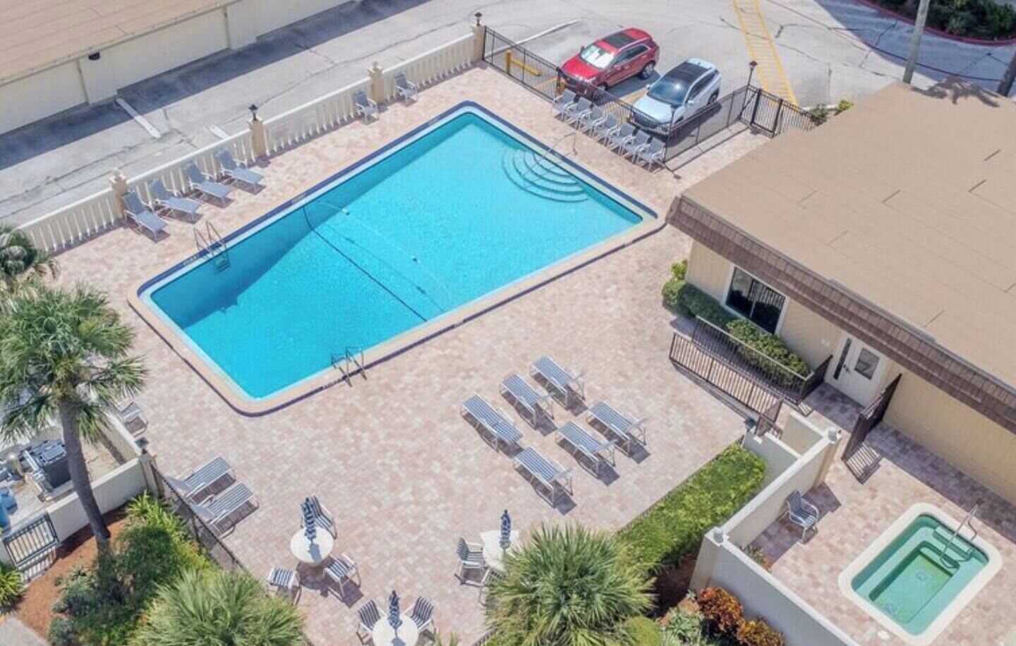 Une piscine sur le toit, dotée de chaises longues et d’un petit jacuzzi.